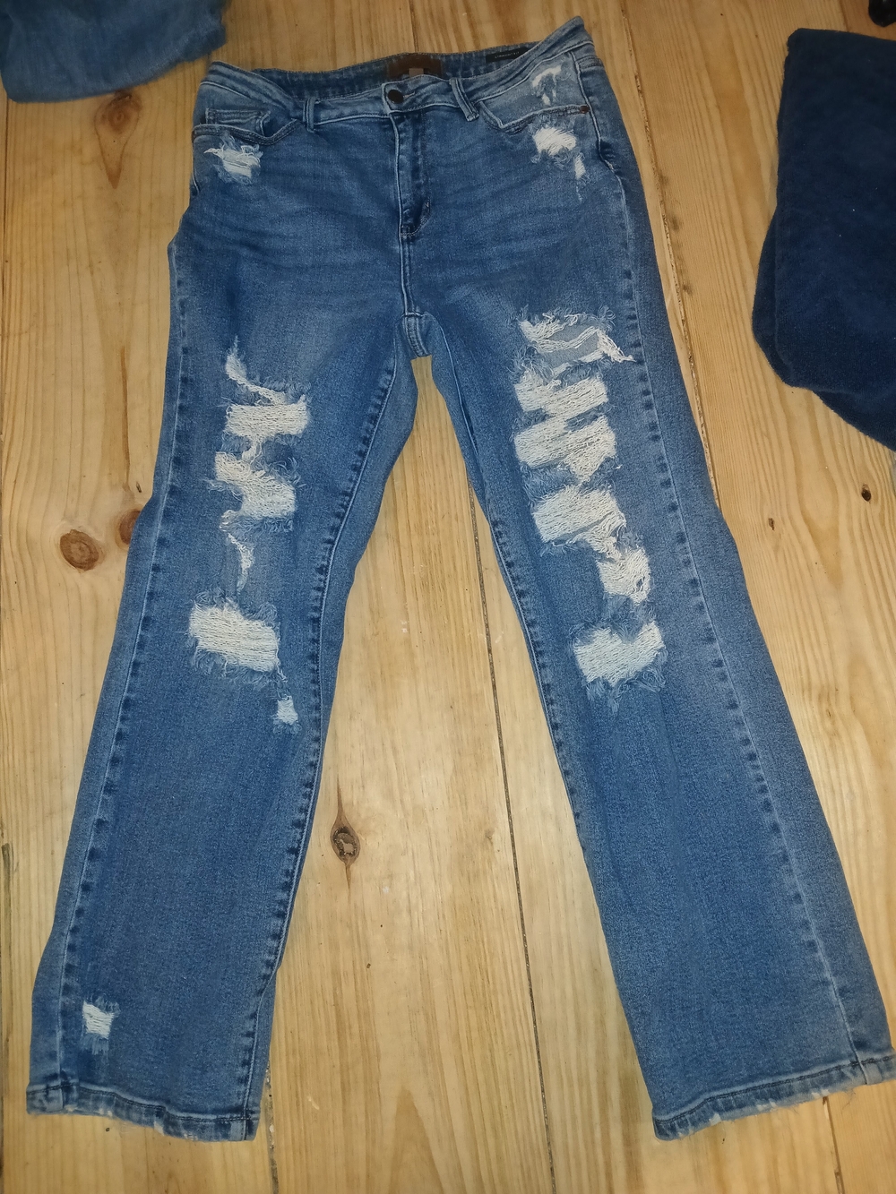 Distressed Straight Leg Jeans in Blue